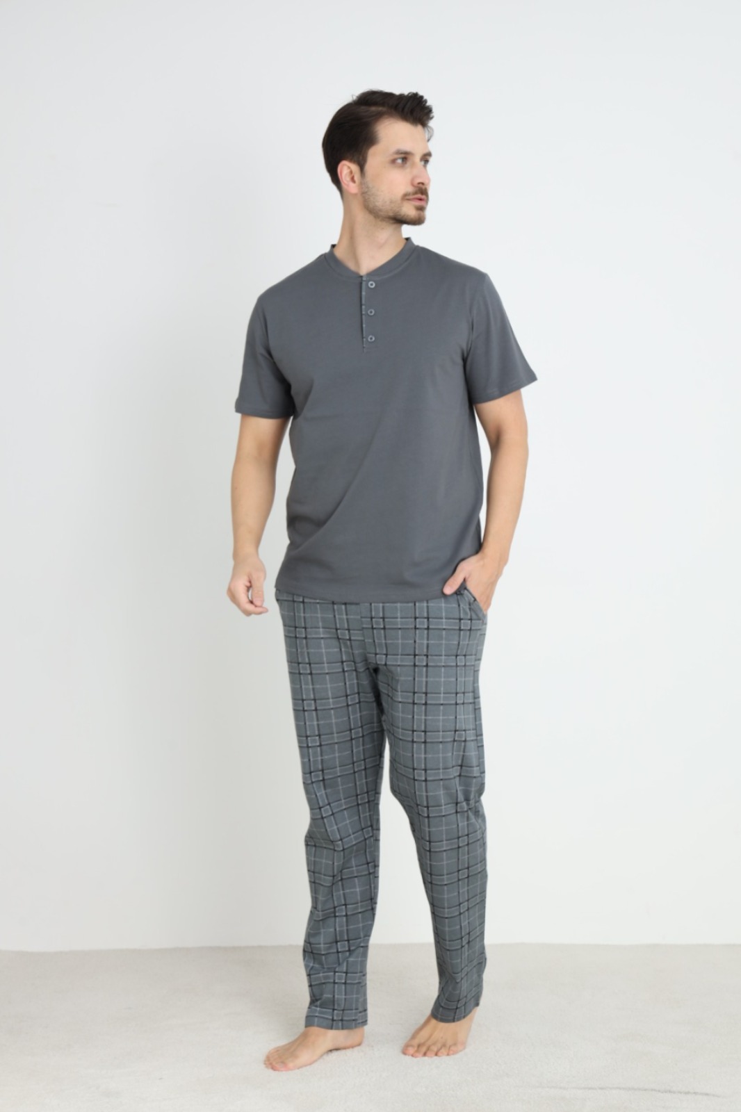 Erkek Sıfır Yaka Düğmeli Kısa Kol Cepli Yazlık Pijama Takımı %100 Pamuk Füme-2XL Erkek Sıfır Yaka Düğmeli Kısa Kol Cepli Yazlık Pijama Takımı %100 Pamuk Füme-2XL